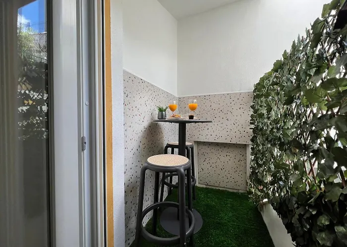 아파트 2-bed With Cozy Private Terrace At Intendente 리스본